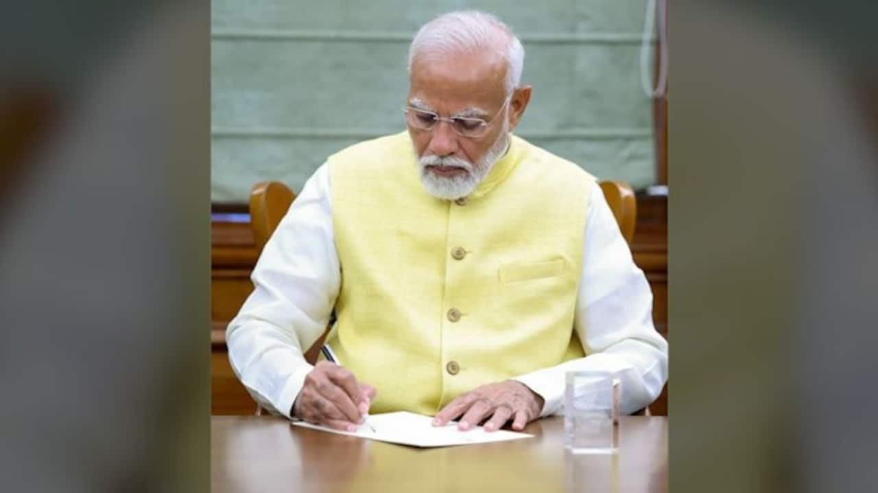 PM Modi signs 1st file for 'Kisan Kalyan' benefiting 9.3 cr farmers with distribution of Rs 20k crore (WATCH)