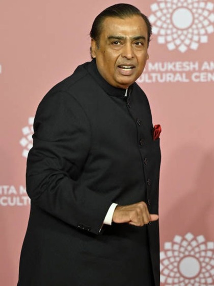 <p>रिलायंस इं​डस्ट्रीज के चेयरमैन मुकेश अंबानी 112 अरब डॉलर के नेटवर्थ के साथ एशिया के अमीरों की लिस्ट में नंबर एक पर हैं। 10 साल से एशिया के अमीर शख्स का तमगा।</p>
