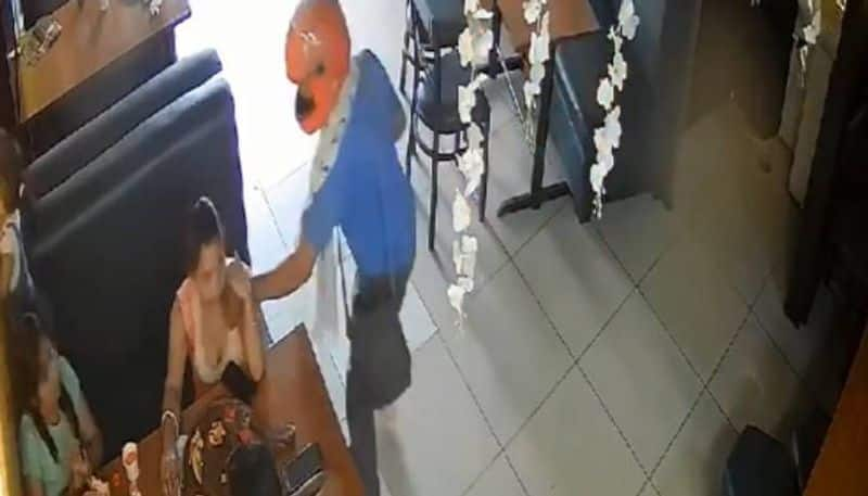 man snatch womans chain in restaurant shocking CCTV footage went viral 