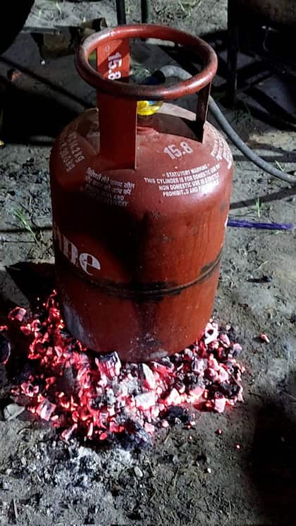 <p>कई बार आपने सुना और देखा होगा कि खाना बनाते समय LPG गैस सिलेंडर लीकेज से आग लग गई, सिलेंडर ब्लास्ट होने की वजह से हादसा हो गया। इस तरह की घटनाएं काफी भयावह होती हैं। </p>
