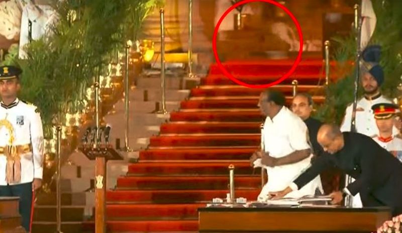 mysterious Animal passes at Rashtrapati bhavan while Betul MP Durga das Taking oath as Minister in Modi cabinet video viral akb