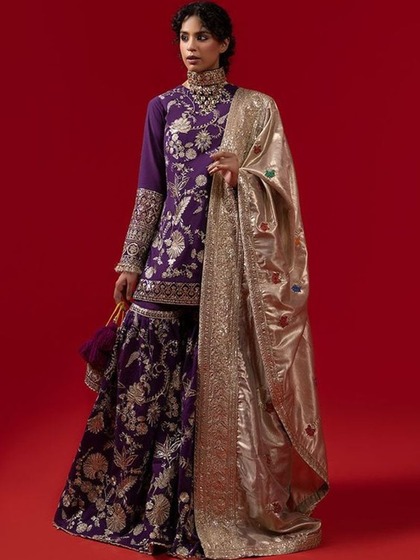 <p>पर्पल बनारसी गरारे के साथ हैवी गोल्डन दुपट्टा है।  इस तरह का गरारा लखनऊ की बाजार में ₹6000 में आसानी से मिल जाएगा।  इसके साथ मैचिंग ज्वैलरी प्यारी लगेगी।</p>
