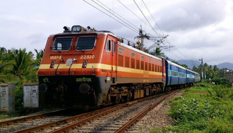 2 building workers killed train accident in tirupur district vel