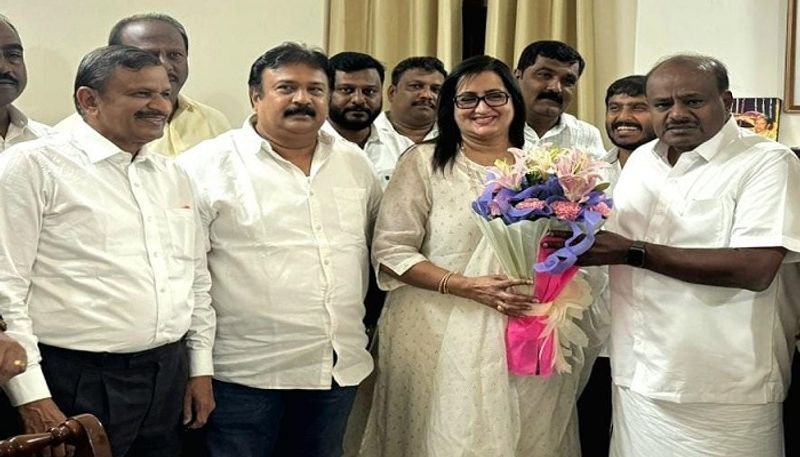 Former MP Sumalatha Ambareesh congratulated the new Union Minister HD Kumaraswamy grg 