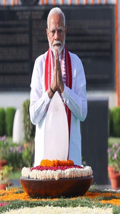 <p>देश में राष्ट्रीय जनतांत्रिक गठबंधन (NDA) की सरकार बन चुकी है। प्रधानमंत्री के रूप में नरेंद्र मोदी ने तीसरी बार शपथ ले लिया है। अपना पहला आदेश और पहली कैबिनट मीटिंग कर चुके हैं। <br />
 </p>
