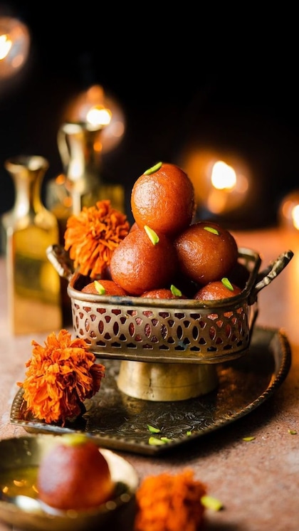 <p>अब कुछ सिंपल चाहती हैं तो गुलाब जाबुन से बेहतक कोई ऑप्शन नहीं है। आप घर पर और बाजार दोनों तरह से इस बना सकती हैं। वहीं मेहमानों को भी ये खूब पसंद आते हैं। </p>
