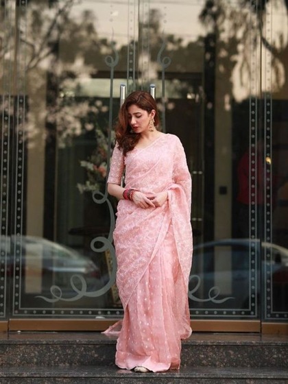 <p>माहिरा ने यहां कॉटन पिंक साड़ी पहनी है जिस पर व्हाइट एंब्रॉयडरी है। इसके साथ मोतियों की ज्वेलरी बहुत सुंदर लगेगी।</p>
