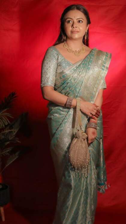 <p>सिल्क साड़ी हर इवेंट पर बेस्ट लुक देती है। अगर आपके घर में शादी हैं तो यू  स्वीटहार्ट नेकलाइन ब्लाउज के साथ देवोलीना भट्टाचार्या की  साड़ी चुनें। साथ में गोल्डन जूलरी प्यारी लगेगी।</p>
