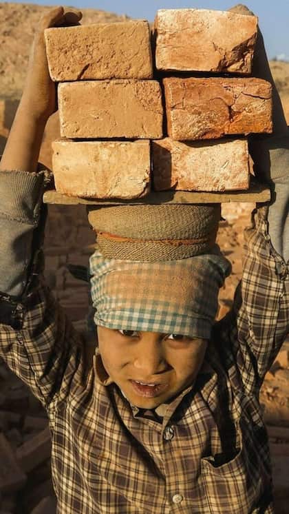 <p>12 जून को दुनियाभर में चाइल्ड लेबर डे मनाया जा रहा है। इस दिन बाल मजदूरी के लिए लोगों को सजग किया जाता है। ऐसे में जानेंगे भारत में इसके लिए क्या नियम है।</p>
