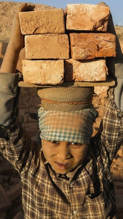 <p>12 जून को दुनियाभर में चाइल्ड लेबर डे मनाया जा रहा है। इस दिन बाल मजदूरी के लिए लोगों को सजग किया जाता है। ऐसे में जानेंगे भारत में इसके लिए क्या नियम है।</p>
