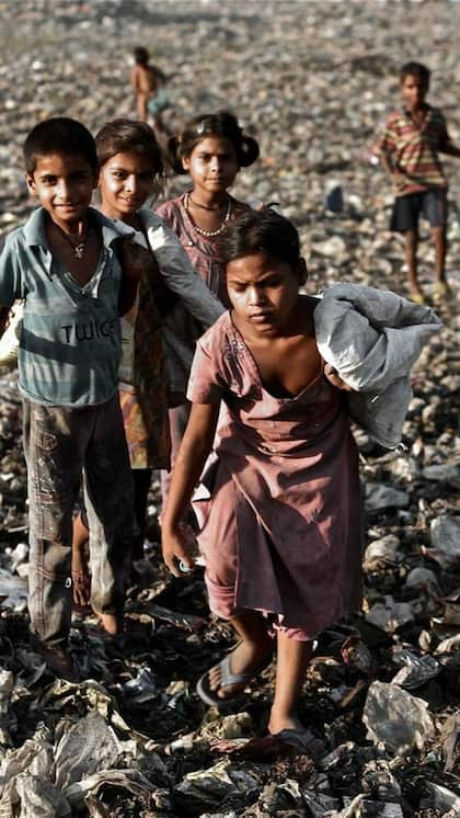 <p>वहीं अगर दुनियाभर की बात की जाए तो इंटरनेशल श्रम संगठन के अनुसापर विश्वभर में 15.3 करोड़ बच्चे चाइल्ड लेबर करने को मजबूर हैं और ये दिन पर दिन बढ़ती जा रही है। </p>

