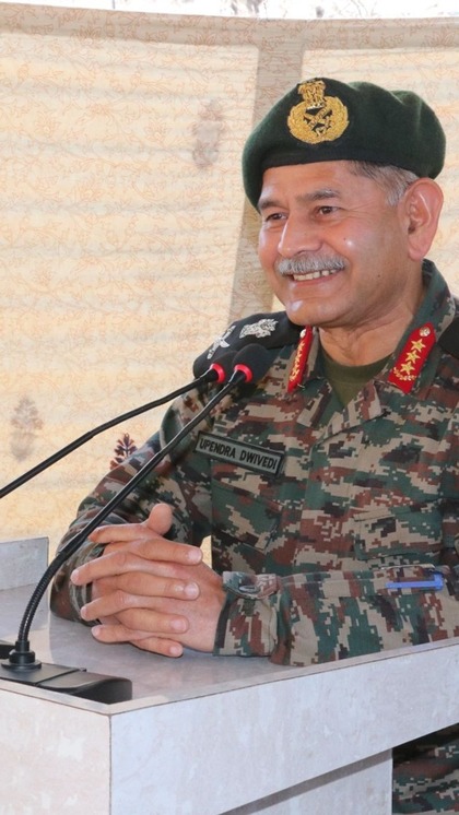 <p>लेफ्टिनेंट जनरल उपेन्द्र द्विवेदी नये सेनाध्यक्ष (COAS) होंगे। वो जनरल मनोज पांडे से बागडोर संभालेंगे, जो एक महीने का विस्तार मिलने के बाद 30 जून 2024 को रिटायर्ड हो रहे हैं।</p>
