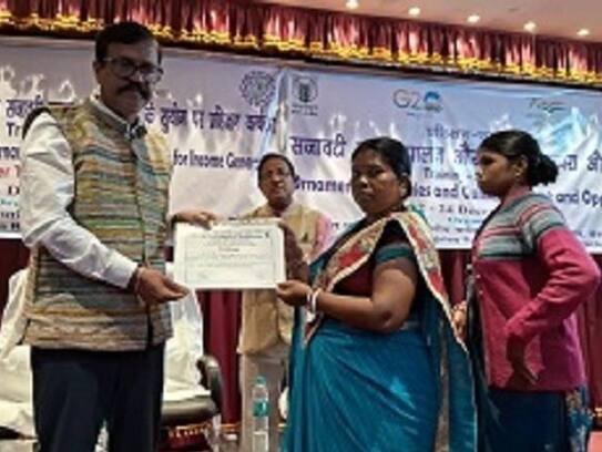 success story of jamshedpur ornamental fish farmer dipali mahato zrua