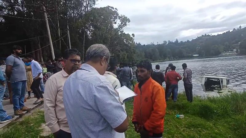 A car lost control and fell into a lake in Kodaikanal vel