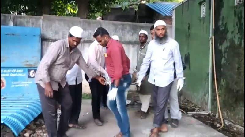 Muslims performed last rites according to Hindu customs to a person who died in Vellore vel