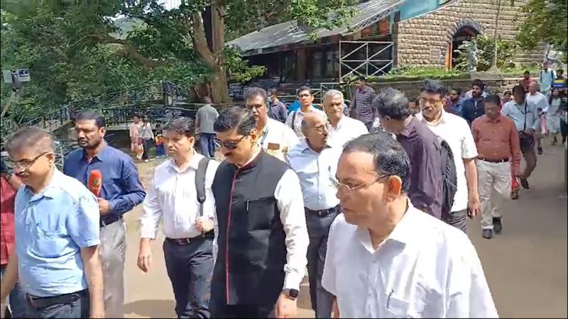 Central Water Resources Commission officials are inspect the stability of the Mullaperiyar dam vel