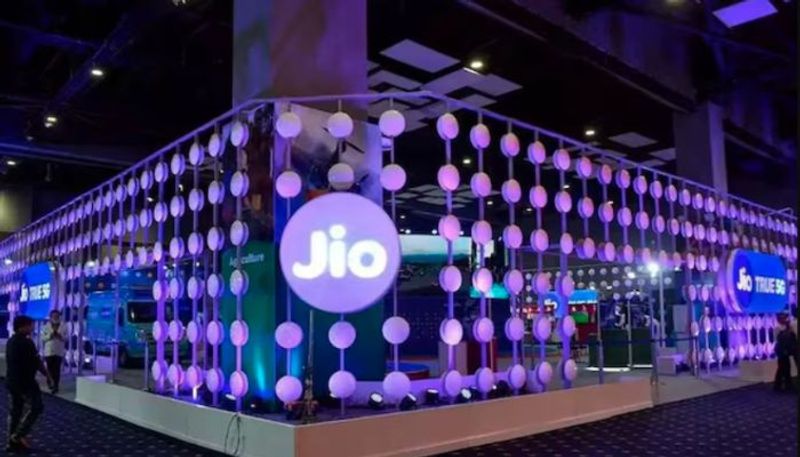 Reliance jio net profit increase to rs 5445 crore in first quarter 2024 ckm