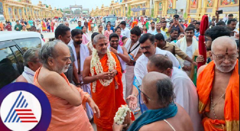 Udupi pejavar shree visits mantralaya shri raghavendra temple and got darshan rav