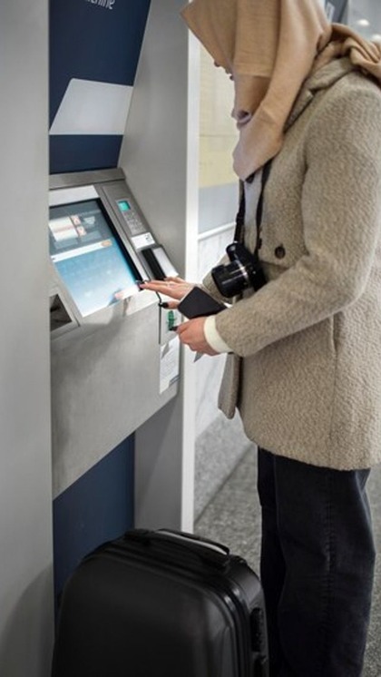 <p>ATM का धड़ल्ले से उपयोग करने वालों के लिए बुरी खबर है, क्योकि एटीएम सर्विस प्रोवाइडर्स ने इसकी फीस बढ़ाने की तैयारी कर ली है। इसके लिए RBI को एक प्रपोजल भेजा गया है। </p>
