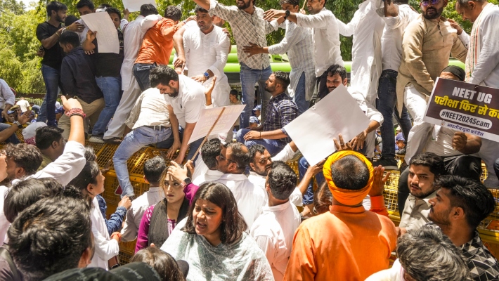 नीट एग्जाम को लेकर घमासान नीट एग्जाम को लेकर घमासान