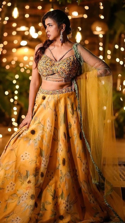<p>हैवी ब्रैस्ट को सपोर्ट देने के लिए फ्रंट से स्ट्रेप जुड़े हुए ब्लाउज वियर किए जा सकते हैं। ऐसे ब्लाउज एलिगेंट अपीयरेंस देते हैं वहीं दूसरी ओर ब्रेस्ट सुडौल दिखते हैं।</p>
