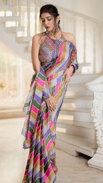 <p>मल्टीकलर साड़ी में Manchu Lakshmi ने हॉल्टर नेक ब्लाउज पहना है। लाइट फैब्रिक में हॉल्टर नेक ब्लाउज खूब फबते हैं। </p>
