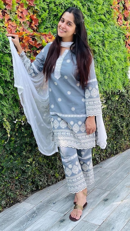 <p>दीपिका कक्कड़ टीवी की पॉपुलर एक्ट्रेस हैं। वह प्रोफेशनल लाइफ के लिए जितना फेमस है,उनता ही फैशन के लिए। ऐसे में हम आपके लिए एक्ट्रेस का सूट कलेक्शन लेकर आए हैं। </p>
