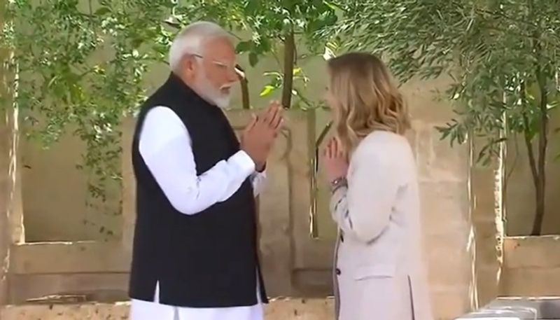 PM Modi meets Italian PM Giorgia Meloni at G7 Summit, greeted with 'Namaste' (WATCH) gcw