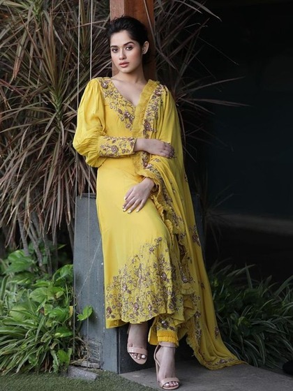 <p>येलो कुर्ता सेट पर थ्रेड और जरी का काम है।  जन्नत ने पफ स्लीव्स कैरी किया है।  बालों का बन, और न्यूड मेकअप से लुक कंप्लीट किया है।</p>
