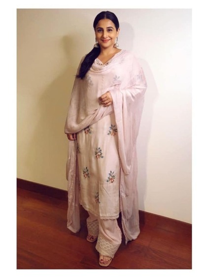 <p>विद्या बालन ने अपने ट्रांसफॉर्मेशन से फैंस को हैरान कर दिया।  गोल मटोल दिखने वाली विद्या एक दम फिट हो गईं।चलिए जानते हैं विद्या के डाइट प्लान के बारे में।</p>
