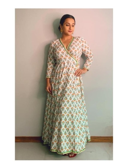 <p>विद्या खुद को फिट रखने के लिए ग्लूटेन फ्री खाना खाती हैं और डाइट में होम मेड खाना शामिल करती हैं।</p>
