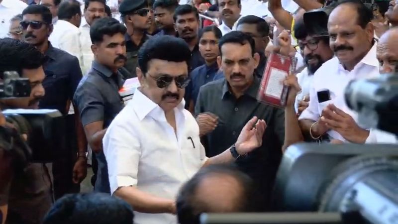 dmk ministers and mps gave a warm welcome to cm mk stalin at airport in coimbatore vel