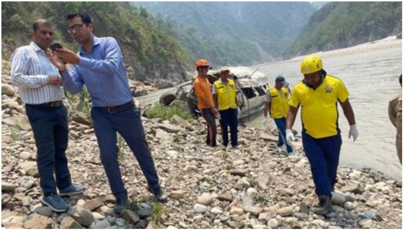 tempo traveller accident at rishikesh badrinath highway eight death