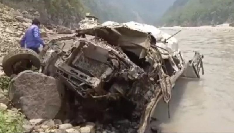 Uttarakhand Tempo traveller Accident many dead few injured after bus falls into Gorge Badrinath Highway ckm