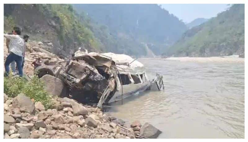 12 dea as tempo traveller falls into gorge in Uttarakhand