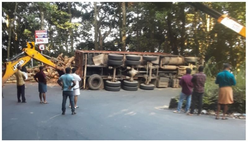 lorry carrying heavy load of woods overturned in wayanad pass cleaner injured