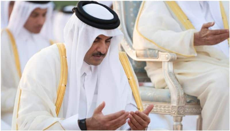 qatar amir performs Eid Al Adha prayer