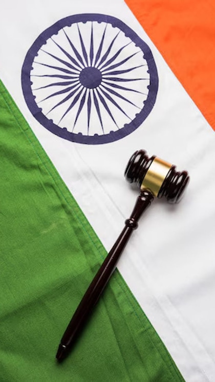 <p>तिरंगा, केसरिया (साहस-बलिदान का प्रतीक), सफेद (सच्चाई-शांति) और हरे रंग (समृद्धि-विश्वास) से मिलकर बना है। तिरंगे के बीच में अशोक चक्र धर्म का प्रतीक है। इसमें 24 तीलियाँ हैं।<br />
 </p>

