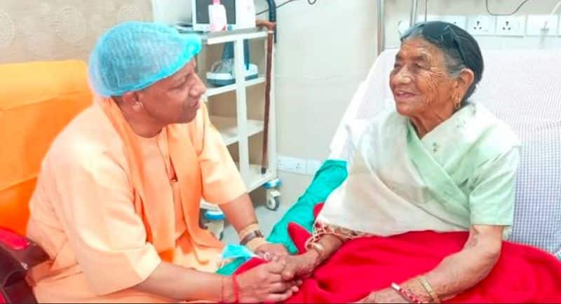 UP CM Yogi Adityanath Mother Gayatri devi hospitalised Yogi visited AIIMS Hospital in Rishikesh and inquired about her health akb