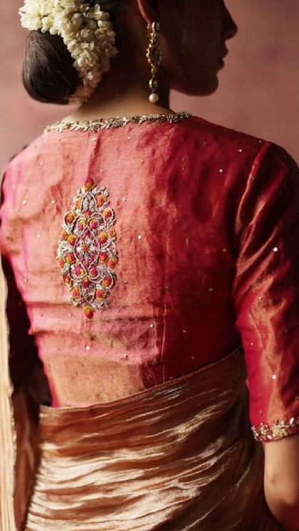 <p>सिल्क साड़ी के साथ बैकलेस ब्लाउज नहीं पहनना चाहती हैं तो बैक एम्ब्रॉयडर्ड ब्लाउज पहन सकती हैं। ऐसे ब्लाउज के लिए आप साड़ी से मैचिंग फैब्रिक खरीद कर ब्लाउज सिलवाएं।</p>
