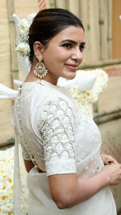 बैकलेस ब्लाउज नहीं पसंद, बिना हिचक के बनावाएं ये 8 Trendy Blouse
