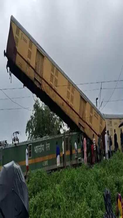 कंचनगंजा एक्सप्रेस बंगाल में मालगाड़ी से टकराई