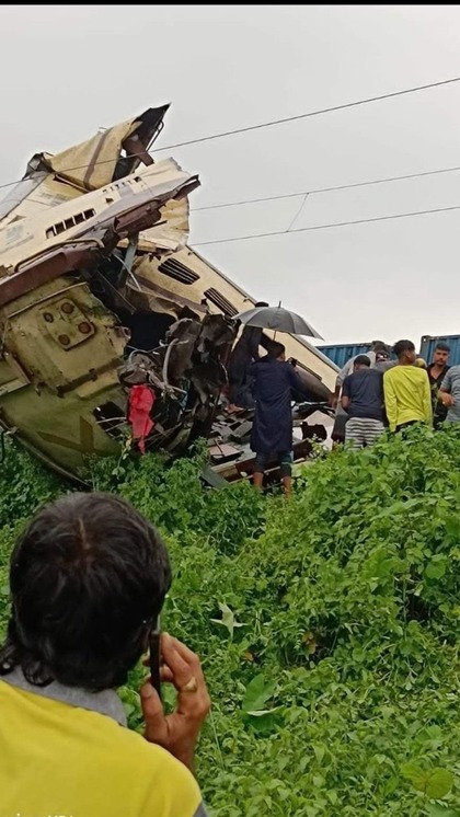 <p>ट्रैवल इंश्योरेंस पॉलिसी का लाभ केवल उन्‍हें ही मिलता है, जो ऑनलाइन टिकट बुक कराते हैं। ऑफलाइन या काउंटर से टिकट लेने वालों को इस इंश्योरेंस पॉलिसी का लाभ नहीं मिलता।</p>
