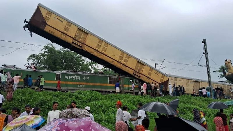 Goods train rams into Sealdah-bound Kanchenjunga Express in W Bengal; several feared dead sgb