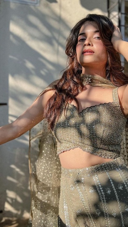<p>स्वीटहार्ट नेकलाइन ब्लाउज हैवी-स्मॉल दोनों ब्रेस्ट पर खिलते हैं। आप इसे साड़ी-लहंगा दोनों संग टीमअप कर सकती हैं,यहां भावना शर्मा ने इसे लहंगे के साथ स्टाइल किया है। </p>
