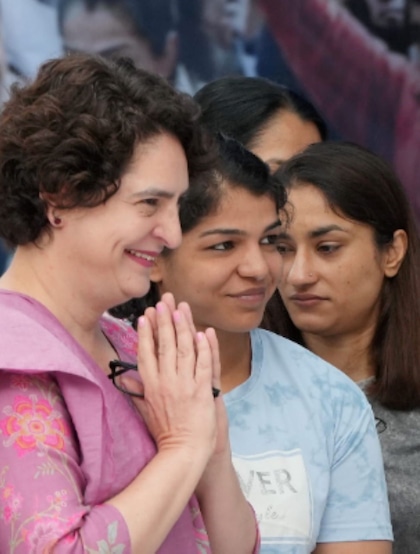 <p>प्रियंका गांधी ने चुनावी हलफनामे में अपनी संपत्ति का खुलासा किया। उनके पास कुल 4.24 करोड़ रुपये की चल संपत्ति और 13 करोड़ 89 लाख की अचल संपत्ति है।</p>
