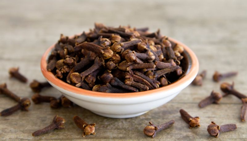 how to use clove water for healthy hair 