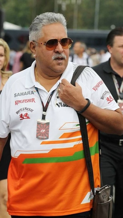 <p>किंगफिशर-IPL टीम आरसीबी का मालिक विजय माल्या को भारत ने भगोड़ा घोषित कर रखा है। इस पर देश की बैंकों से 9 हजार करोड़ रुपए हड़पने का आरोप है। पर वह विदेश में लग्जरी लाइफ जी रहा है। </p>
