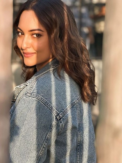 <p>अपने चेहरे को साफ करने के लिए सोनाक्षी CTM रूटीन यानी की क्लींजिंग टोनिंग और मॉइश्चराइजिंग करना नहीं भूलती हैं।</p>
