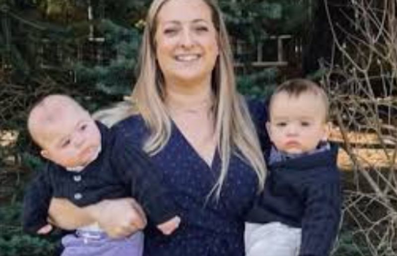 US Woman Welcomes Twins Born 6 Months Apart And 1400 Km Away skr